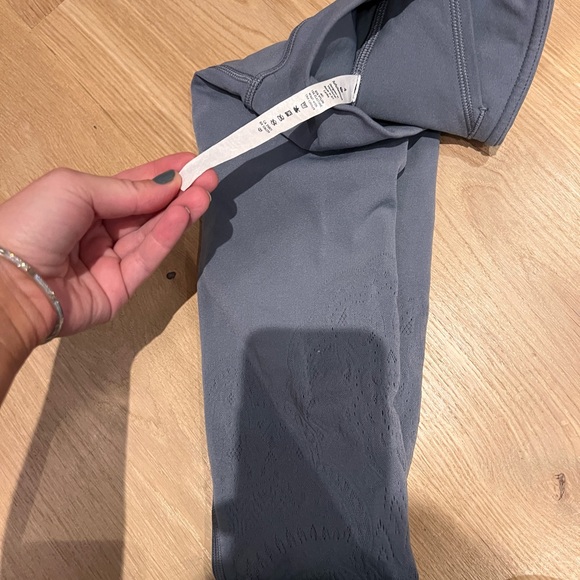 LULU LEMON LEGGING SIZE 4 with detailing on the legs - Picture 3 of 6